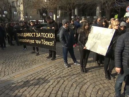 Масов протест пред гръцкото посолство, пристигнаха десетки фенове от Пловдив