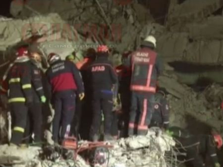 12 извадени изпод руините след силното земетресение в Турция