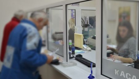 Евростат: Всеки трети българин не може да плаща сметките си навреме
