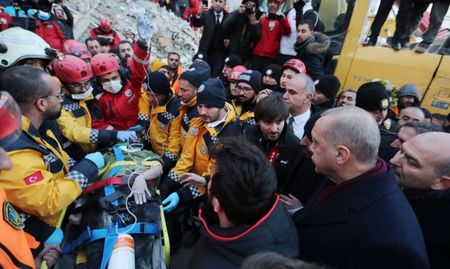 31 станаха жертвите на силния трус в Турция