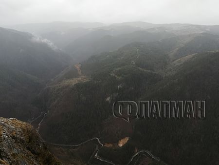 Край на сушата! Мощен циклон ще удари Балканите, ще вали и у нас