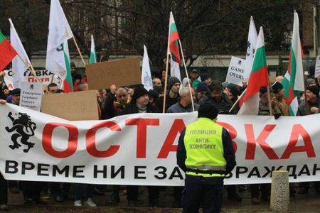 Сблъсък! Протестиращи щурмуваха МРРБ, има ранени полицаи