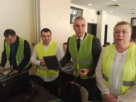 Съветници с жълти жилетки на сесията за бюджета на Бургас