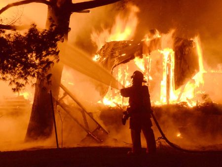 Огън погълна каравана в Созополско, нанесе щети за 10 бона