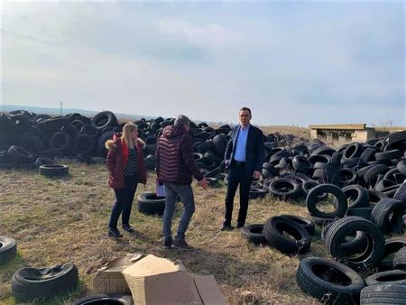 Кметът Димитър Николов сезира главния прокурор за незаконно депо за автомобилни гуми край Бургас
