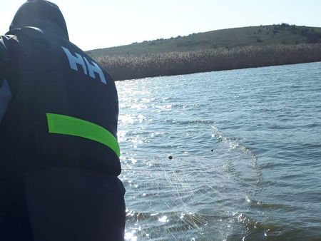 Акция на ИАРА! Инспектори обсадиха езерото Вая в Бургас