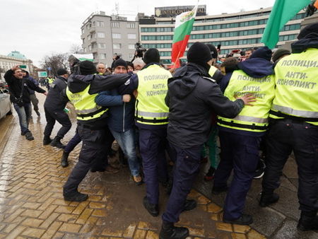 Протестът на ресторантьорите стигна до схватка с полицията (ВИДЕО)