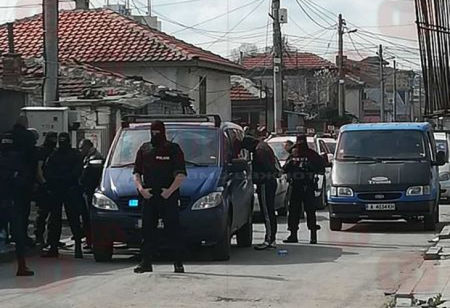 Полицията нахлу в гетото в Кумлука, за да арестува крадци-рецидивисти