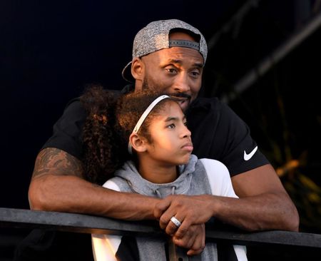 Татко завинаги: Коби Брайънт прегръщал дъщеря си до сетния им дъх