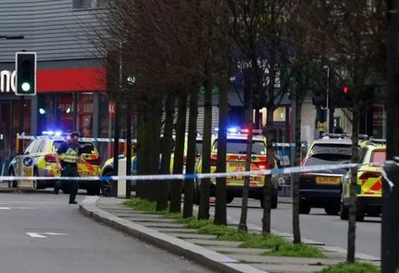 Извънредно! Полицаи застреляха като куче терорист с нож и пояс на смъртта в Лондон