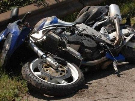 Мотоциклетист е в кома, изхвърчал от пътя край местността Божура