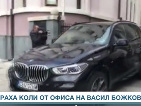 Конфискуваха два луксозни джипа от офиса на Васил Божков?