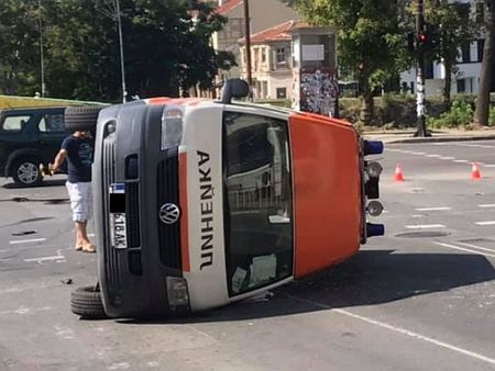 Линейка отне предимство на светофар, блъснаха я