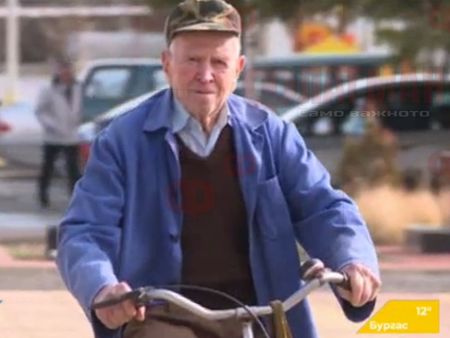 Столетник кара велосипед, получи медал от Министерството на отбраната
