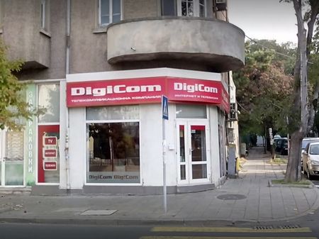 Извънредно! Качулки щурмуваха офиса на DigiCom в Бургас