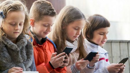 Половината от 10-годишните във Великобритания имат смартфон