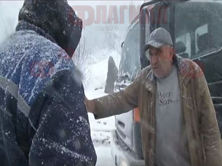 Снеговалежи в областите Бургас и Варна, от АПИ предупреждават шофьорите да не пътуват