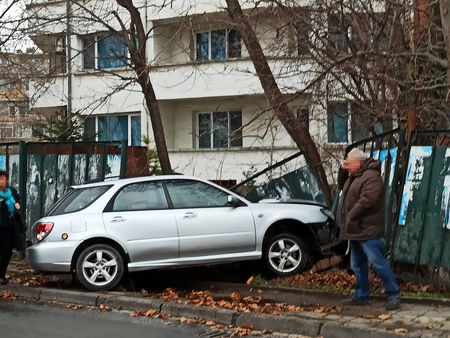 Извънредно! Субару се заби в ограда край пътя в Бургас