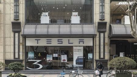Коронавирусът покоси и магазините на Tesla в Китай