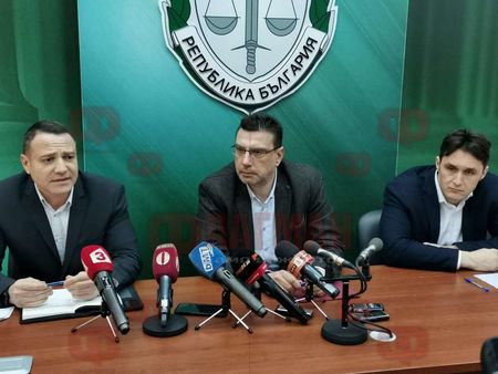 Акцията срещу престъпните банди в Бургас продължава, претърсени са над 100 автомобила