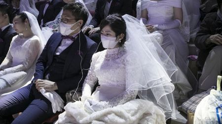 Любов по време на коронавирус: 3000 двойки се венчаха на масова сватба