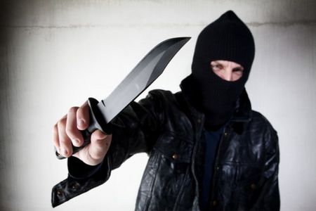 Маскиран нахлу в магазин в спа курорта Велинград, заплаши с нож продавачката