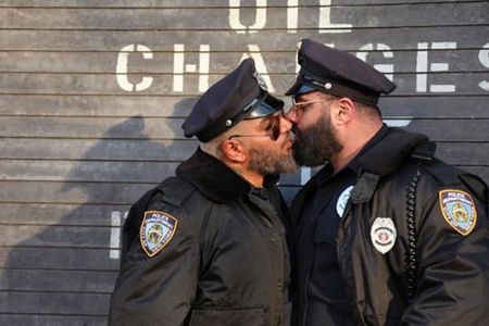 Азис скандализира с полицейско гей порно в първата си песен на английски