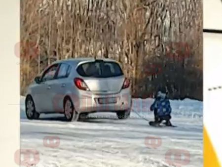 Шок и ужас на пътя: Родители дърпат с кола шейна край Сливен, детето им в опасност