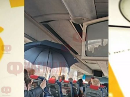 Студ в автобуса, пътници разпънаха чадър заради теч