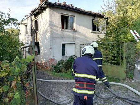 Пожар избухна посред бял ден в масивна къща в Ахелой