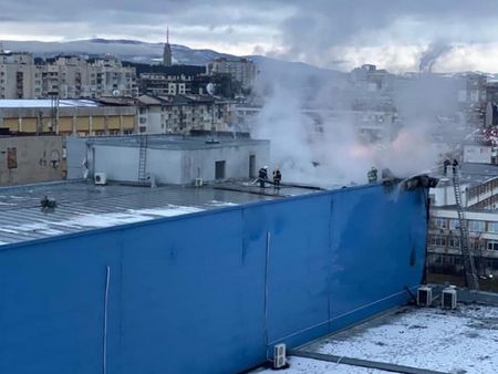 Пожар избухна в мол в София тази сутрин