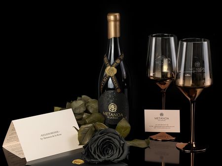 Черна роза Метаноа е специалният подарък за една от дамите, избрали да празнуват 14 февруари в Приморец