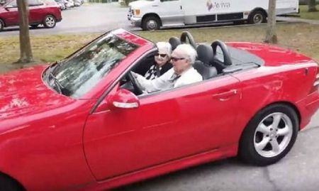 Дядо на 107 вози гаджето си на 99 в червен кабриолет