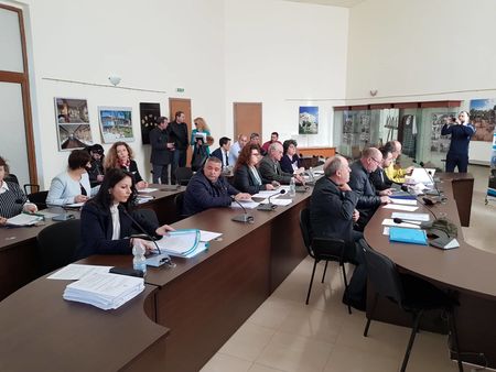 Общинският съвет в Приморско се обедини: Искаме законови промени относно мидените ферми по морето