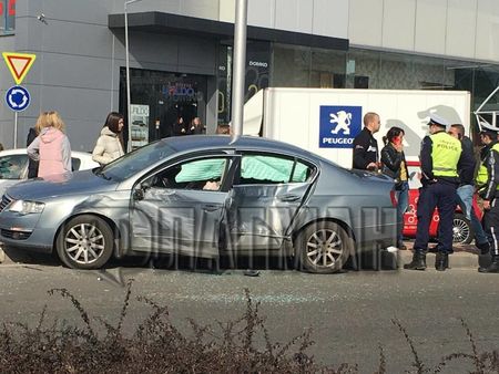 Извънредно! Камион удари Фолксваген на кръговото на КАТ в Бургас