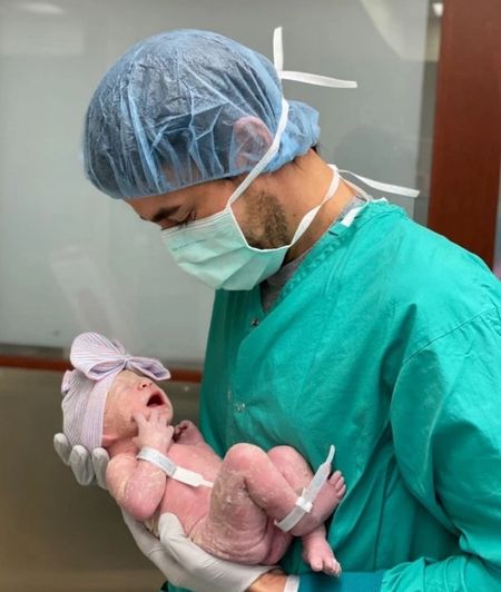 Енрике Иглесиас и Анна Курникова показаха бебето (СНИМКИ)