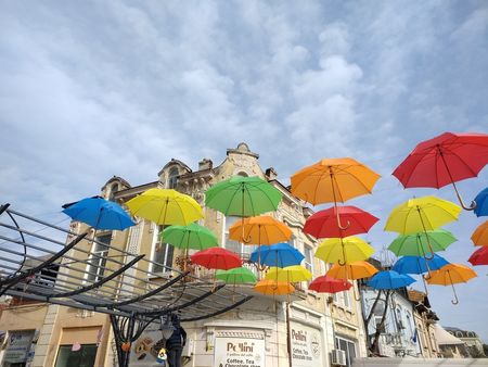 Нова атракция в Бургас! Ще се разходим под украса от цветни чадъри на бул. "Богориди"