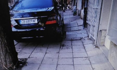 Шофьорът на правосъдния министър Данаил Кирилов ядоса съседите му, паркирал на тротоара