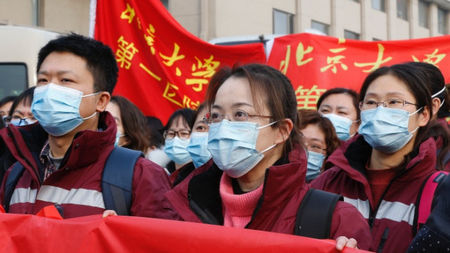 В Китай се мобилизират като война, заразените са над 65 хиляди