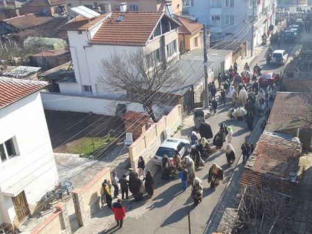 Кукери изгониха злите сили в бургаския жк "Меден рудник"