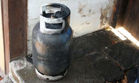 Извънредно! Взрив от газова бутилка едва не уби възрастна жена в Поморие