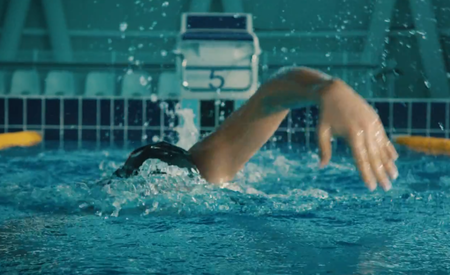 Световната шампионка по плуване с клип в бургаския "Парк Арена" ОЗК, вижте го
