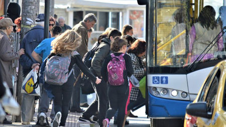 Кондукторка изхвърли 10-годишно дете от автобус във Варна