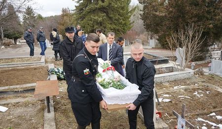 Погребаха Емил Крумов, който се самоуби в сградата на ДАНС