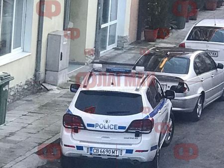 Извънредно! Криминалисти атакуваха апартамент в Поморие, претърсват за дрога (ОБНОВЕНА)