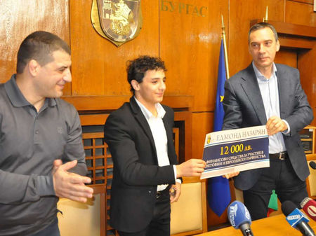 Посрещнаха шампиона Едмонд Назарян като герой в Бургас, кметът му връчи златна карта за спортните зали в града