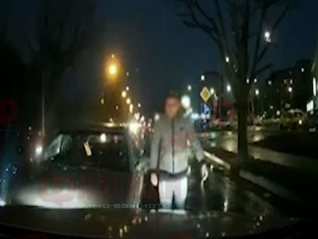 Екшън в София: Шофьор блокира движението и нападна свой колега