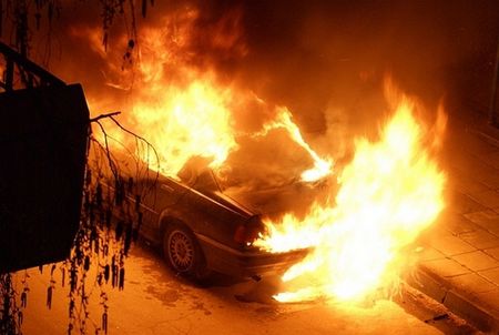 Мъж избяга от болница в Пловдив, подпали колата на сестра си