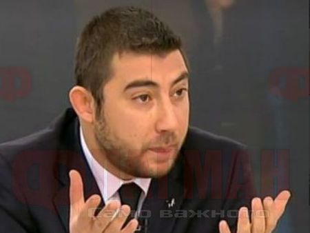 Общински съветник от ВМРО обеща до дни да бъдат задържани хората, които съблякоха момче в автобус