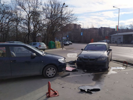 Лъскаво БМВ прелетя през тротоари, заби се в спряла кола главен път в Пловдив